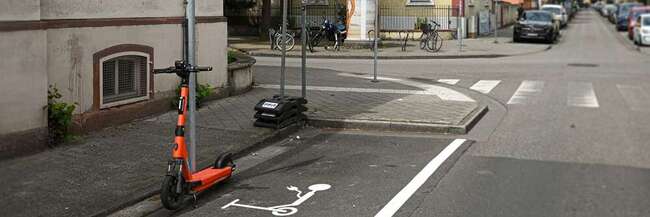 E-Scooter auf einem E-Scooter-Parkplatz in der Antoniterstraße.