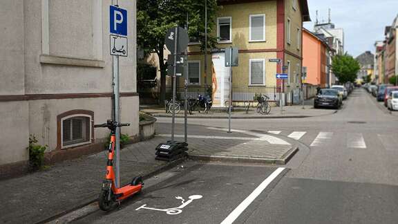E-Scooter auf einem E-Scooter-Parkplatz in der Antoniterstraße.