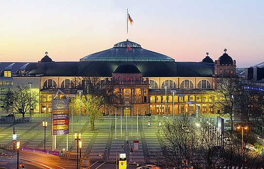Frontansicht der Festhalle bei Abenddämmerung