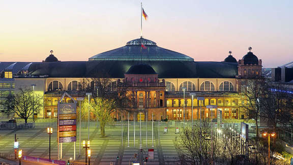 Vergrößerte Ansicht: Frontansicht der Festhalle bei Abenddämmerung