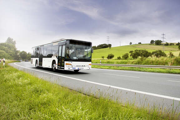 Bus in einer Landschaft