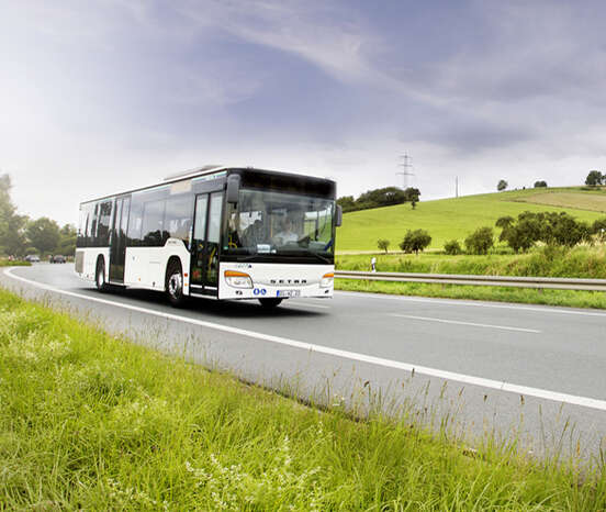 Bus in einer Landschaft