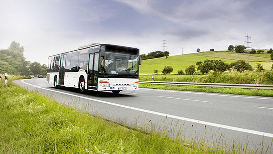 Bus in einer Landschaft