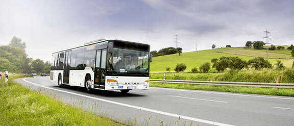 Bus in einer Landschaft