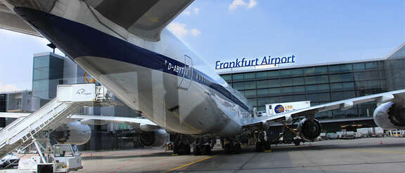 Flugzeug auf Terminal-Parkposition