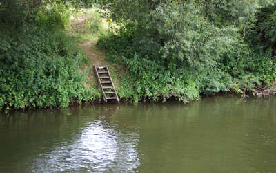 Holztreppe in den Fluss