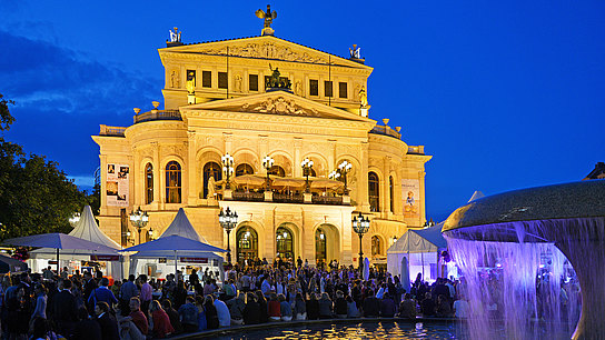 Menschen vor der Alten Oper beim Opernplatzfest während der Dämmerung