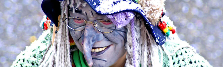 Eine Hexe beim Fastnachtsumzug