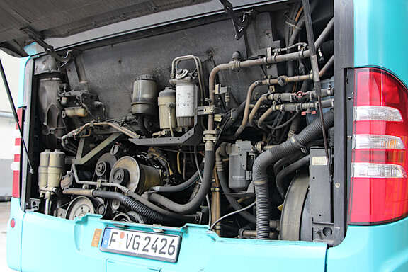 geöffneter Motorraum eines Dieselbusses