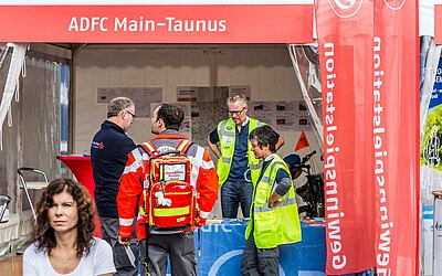 Der Sanitätsdienst steht vor dem Stand des ADFC Main-Taunus.