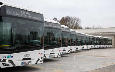 wasserstoffbusse aufgereiht auf einem Hof