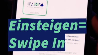 Im Hintergrund Handy-Bildschirm mit geöffneter RMVgo-App. Davor steht "Einsteigen = Swipe In"