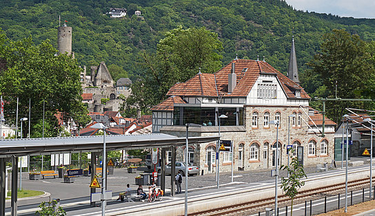 Bahnhofsgebäude und Bahnsteig mit Gleis in Eppstein