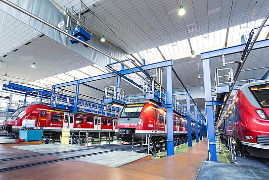 Fahrzeuge in der S-Bahn-Werkstatt Drei S-Bahnen auf der Werkbank in der Werkstatt