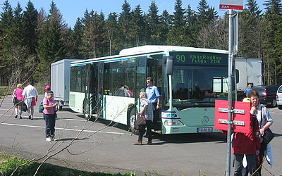 Vergrößerte Ansicht: Vergrößerte Ansicht: RhönRadBus mit Fahrradanhänger in der Hochrhön