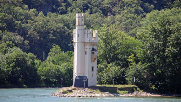 Vergrößerte Ansicht: Insel mit weißem Turm vor Wald