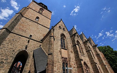 Vergrößerte Ansicht: große alte Kirche von außen