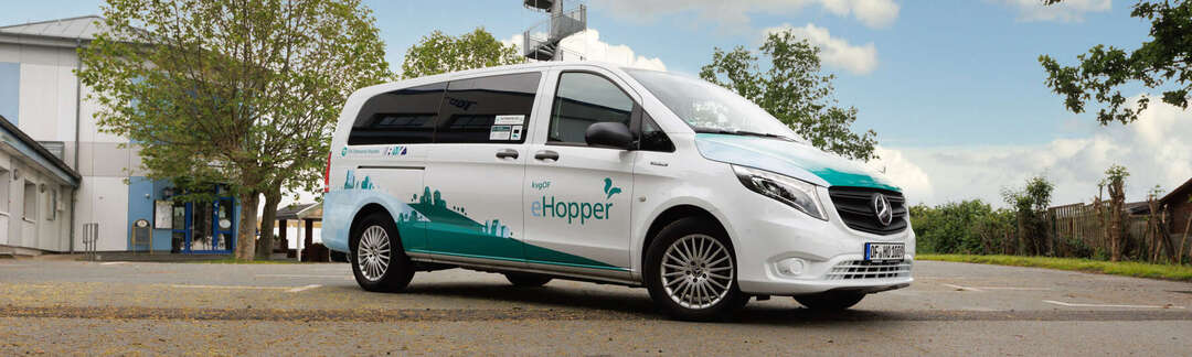 Hopper-Fahrzeug steht vor dem Aussichtsturm am Wingertsberg in Dietzenbach