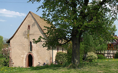 Vergrößerte Ansicht: Kleine Kapelle auf einer Wiese