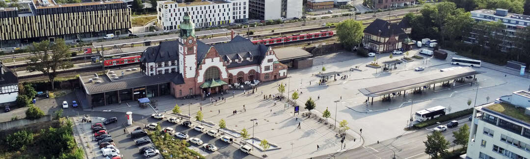 Luftbild Bahnhof Bad Homburg mit Vorplatz