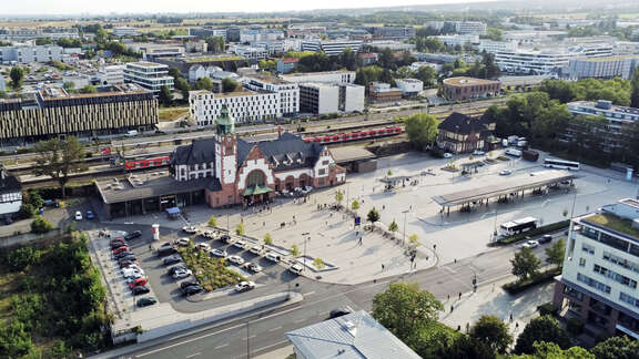 Luftbild Bahnhof Bad Homburg mit Vorplatz