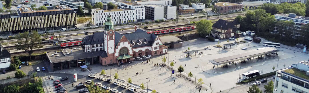 Luftbild Bahnhof Bad Homburg mit Vorplatz