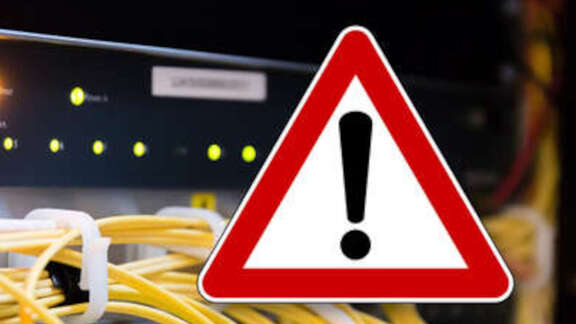 Kabelstränge sind an einem Server befestigt, dazu symbolisiert ein "Achtung"-Schild die Wartungsarbeiten.