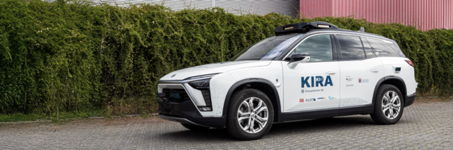 Weißer SUV mit KIRA-Schriftzug auf der Vordertür und Sensoren auf dem Dach