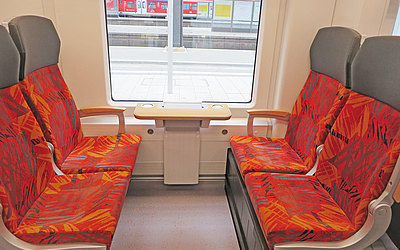 Vergrößerte Ansicht: Innenraum mit roten Sitzen