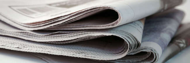 gestapelte Zeitungen