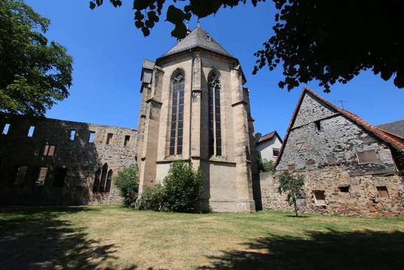 Vergrößerte Ansicht: altes Kloster mit Rasenfläche