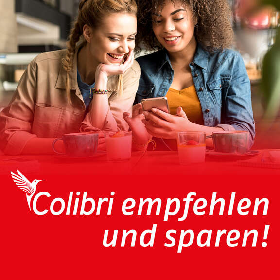 Zwei junge Frauen schauen gemeinsam auf ein Handy: "Colibri empfehlen und sparen"