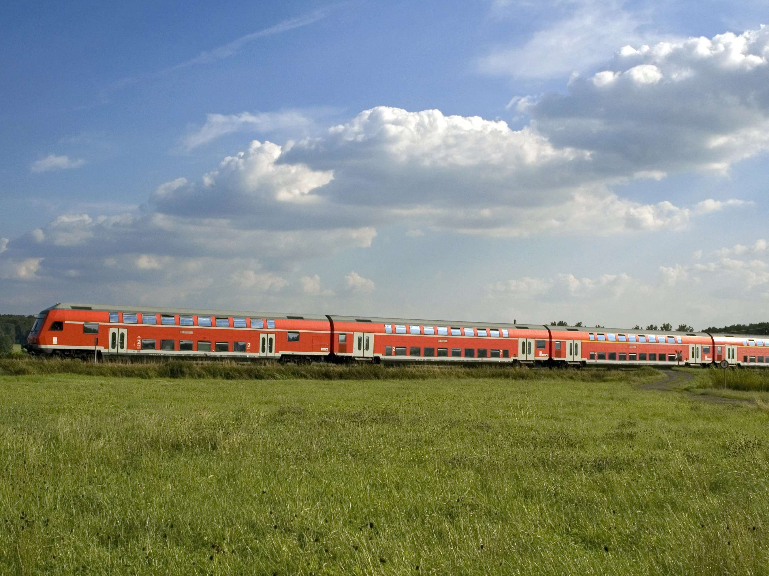 Doppelstockzug fährt über Land