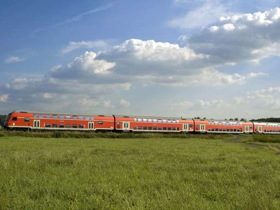 Vergrößerte Ansicht: Doppelstockzug fährt durch die Natur