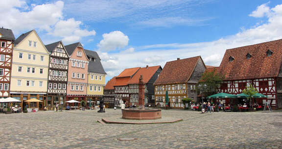 Der Marktplatz mit seinem Brunnen
