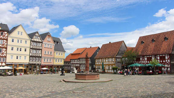 Der Marktplatz mit seinem Brunnen