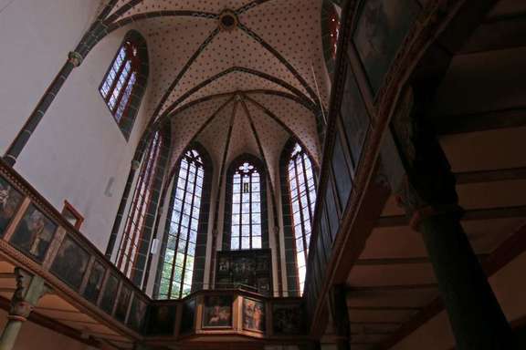 Vergrößerte Ansicht: Sicht auf den Chor und das Gewölbe einer Kirche