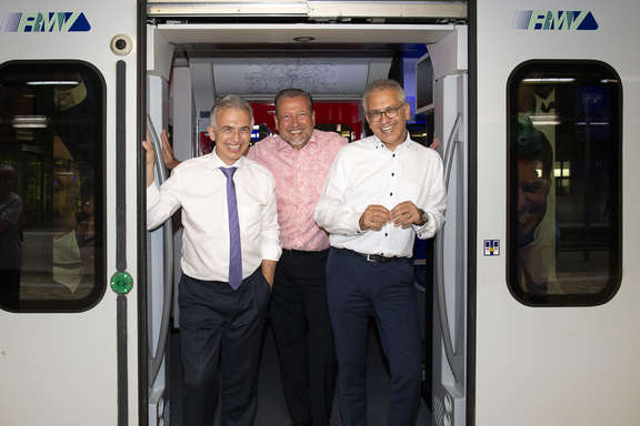 Rabattaktion Nachtschwärmer Peter Feldmann, Prof. Knut Ringat Tarek Al-Wazir stehen in einer geöffneten S-Bahn-Tür
