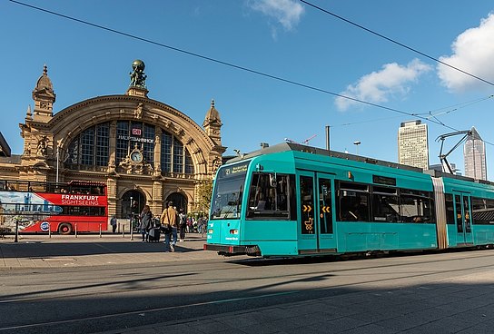 Straßenbahn vom Typ R in Frankfurt vor dem Hauptbahnhof Frankfurt