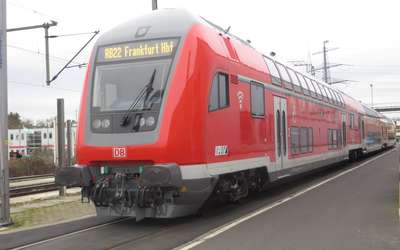 Vergrößerte Ansicht: Doppelstockwagen von außen an einer Station