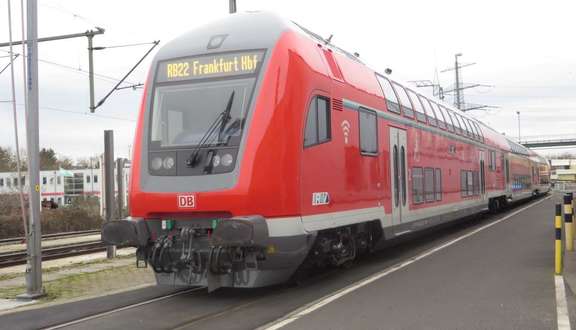 Doppelstockwagen von außen an einer Station