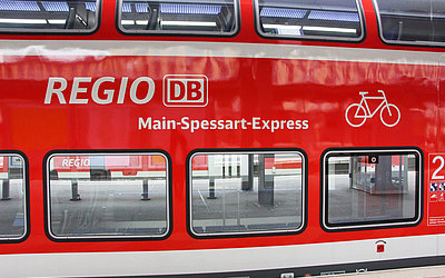 Vergrößerte Ansicht: Regio DB Zug in rot