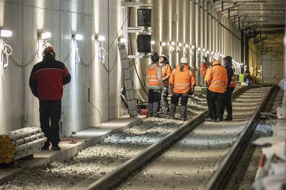 S-Bahn-Station Gateway Gardens Bauarbeiter im Tunnel des Gateway Gardens