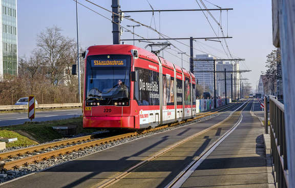 Vergrößerte Ansicht: Niederflurstraßenbahn in Mainz unterwegs