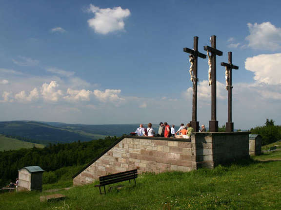 Vergrößerte Ansicht: Vergrößerte Ansicht: Kreuze auf dem Gipfel des Kreuzberges