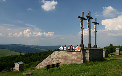 Vergrößerte Ansicht: Kreuze auf dem Gipfel des Kreuzberges