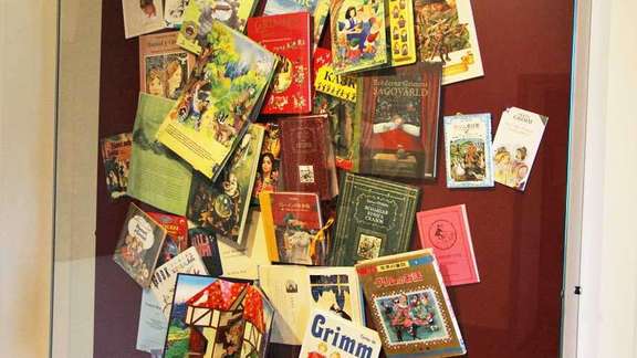 Vergrößerte Ansicht: viele bunte Märchenbücher übereinander-lappend angeordnet