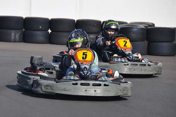 Kartfahrer Zwei Kartfahrer auf einer Kartbahn