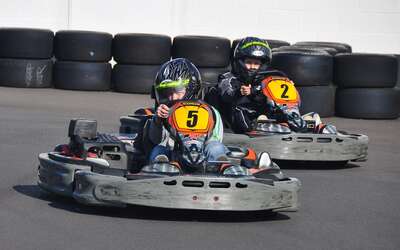 Zwei Kartfahrer auf einer Kartbahn