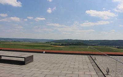 Vergrößerte Ansicht: Blick von der Dachterrasse des Museums auf Landschaft